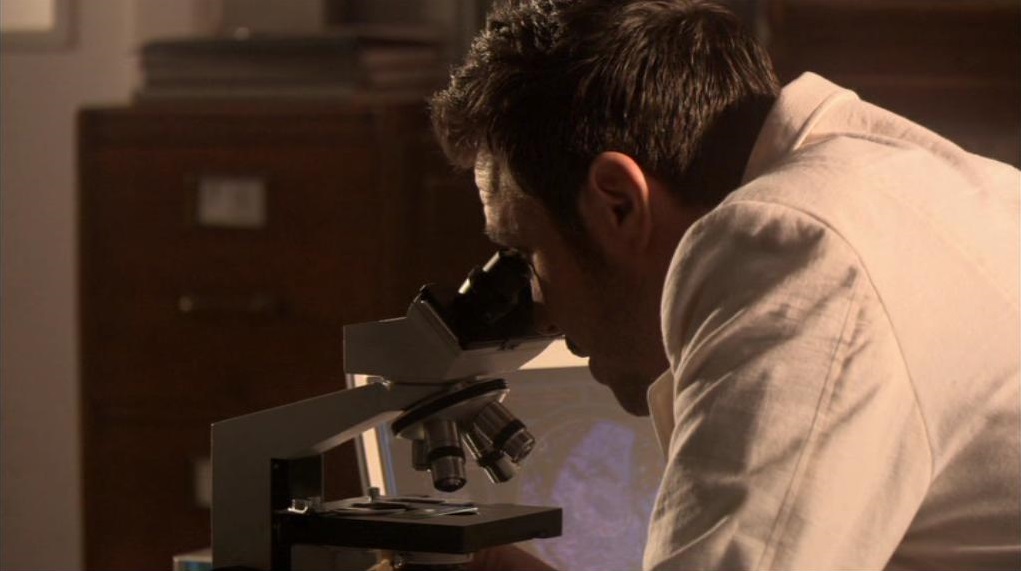 Doktor Beckett untersucht eine Probe.