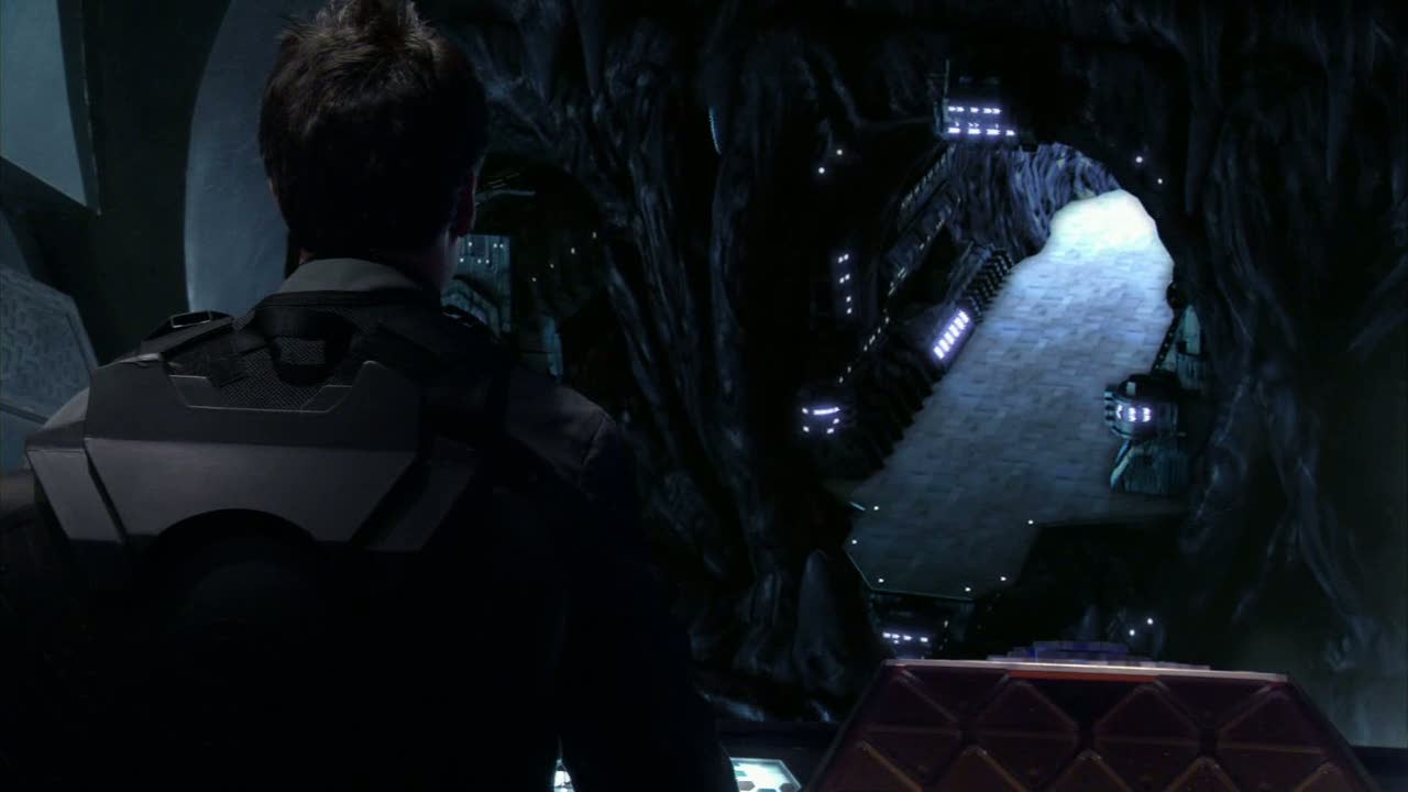 Sheppard steuert mit dem Jumper auf den Hangar des Basisschiffes zu.