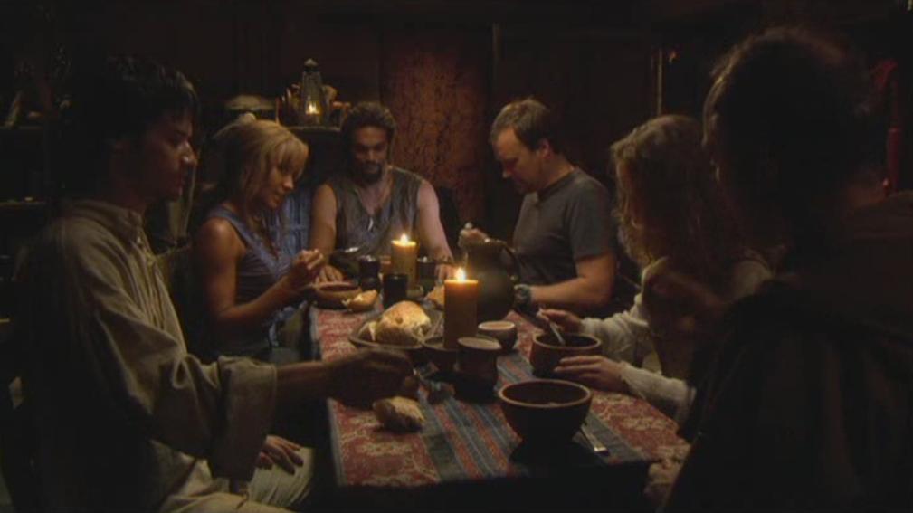 Rodney, Teyla und Ronon essen mit Eldred und seiner Familie zu Abend.