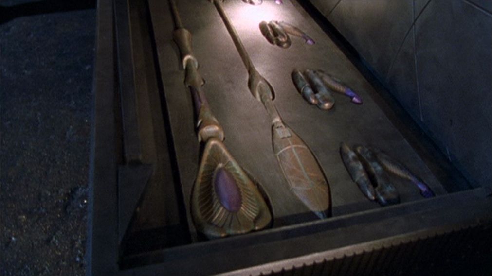 Stabwaffen in einer Goa'uld-Waffenkiste