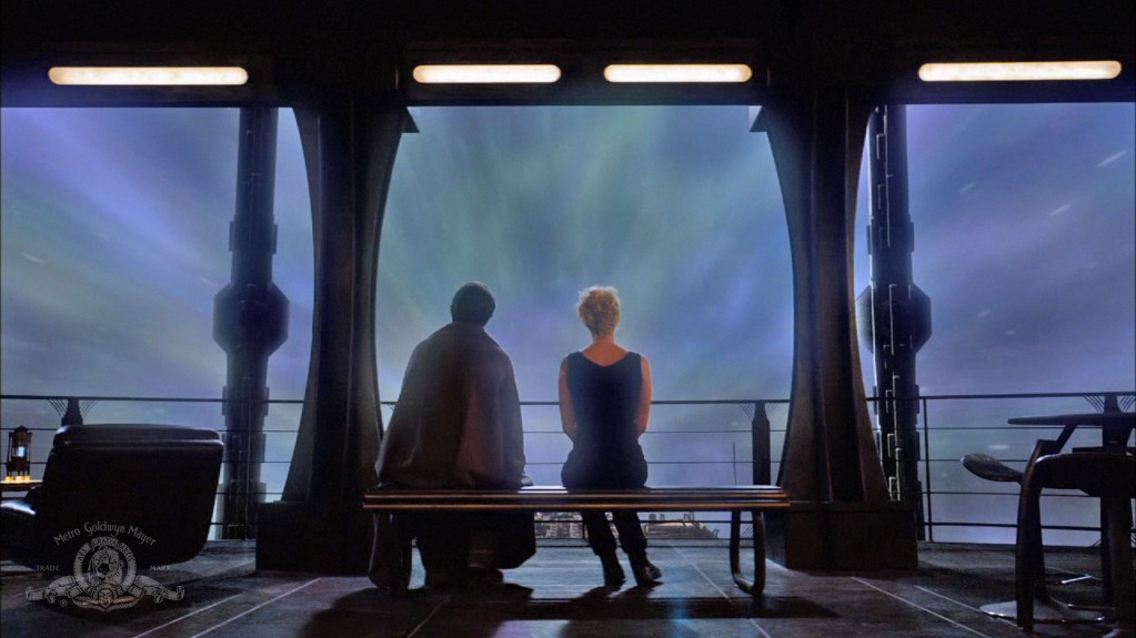 T.J. und Caine auf dem Observationsdeck