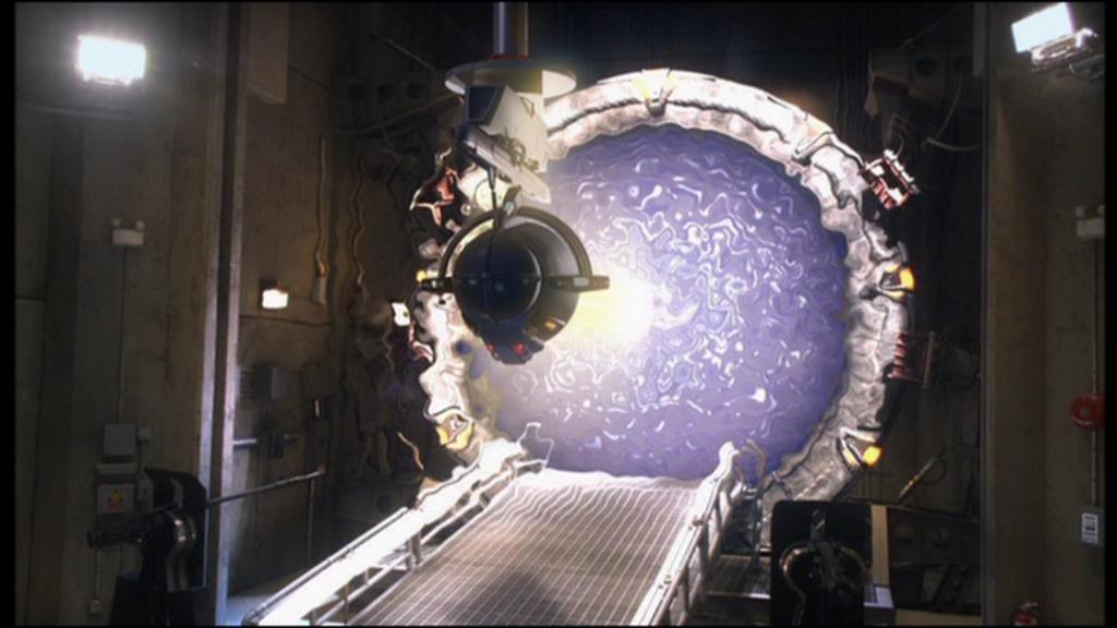 Die Asgard-Energiewaffe feuert auf das offene Stargate.