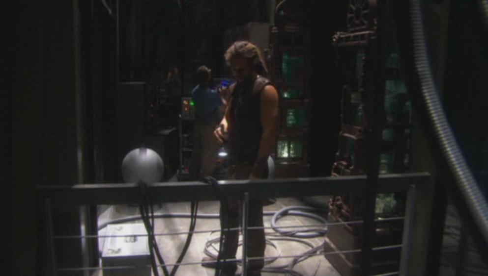 Ronon Dex untersucht eine der Erdungsstationen.