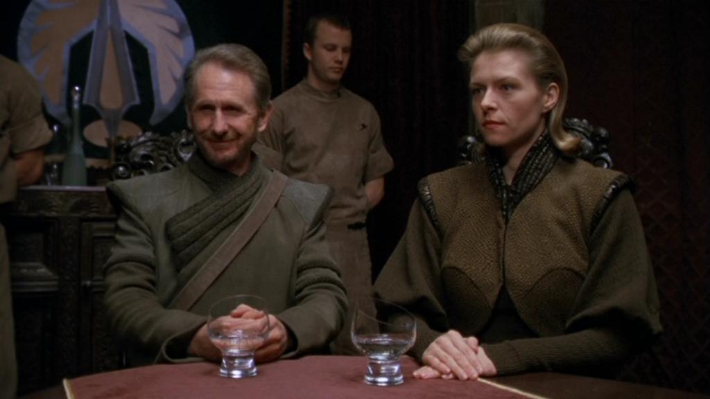 Alar und weitere Eurondaner, darunter Farell, sprechen mit SG-1.