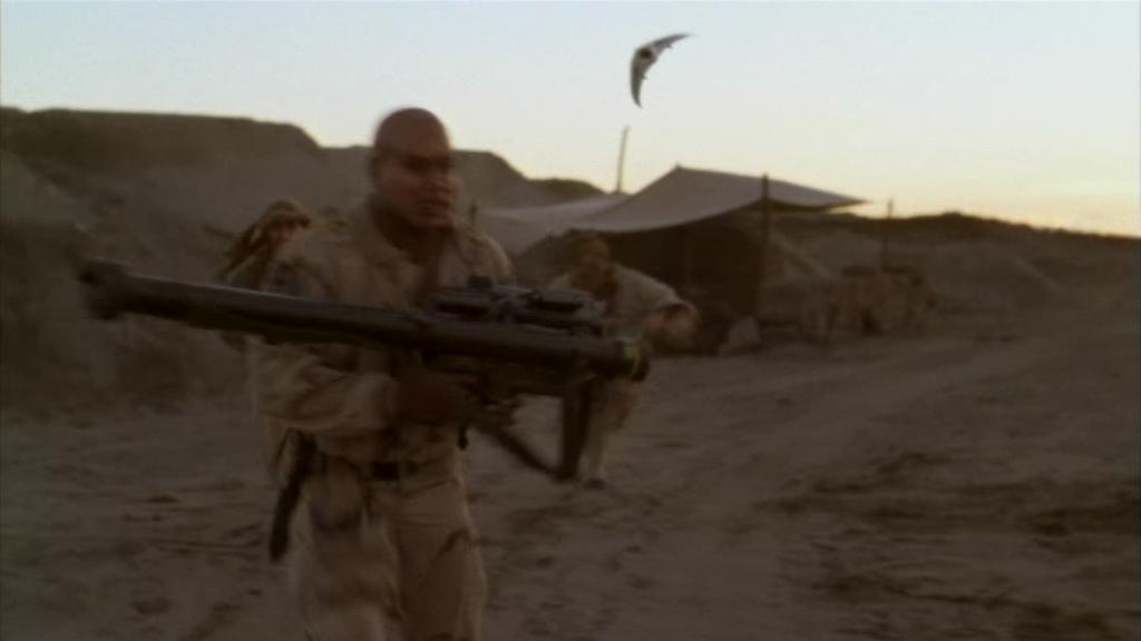 Teal'c verwendet die Waffe...