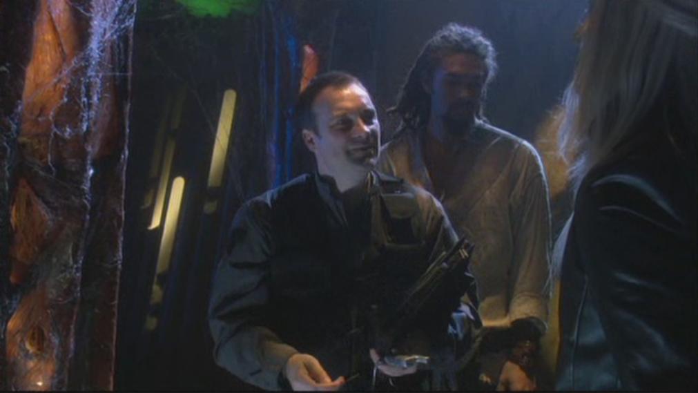 Ronon und Rodney McKay befinden sich auf dem verbündeten Basisschiff.