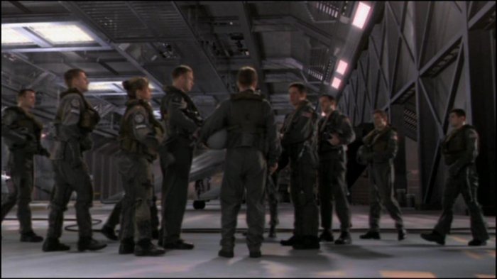 Einsatzbesprechung der F-302er Piloten im Hangar der Prometheus