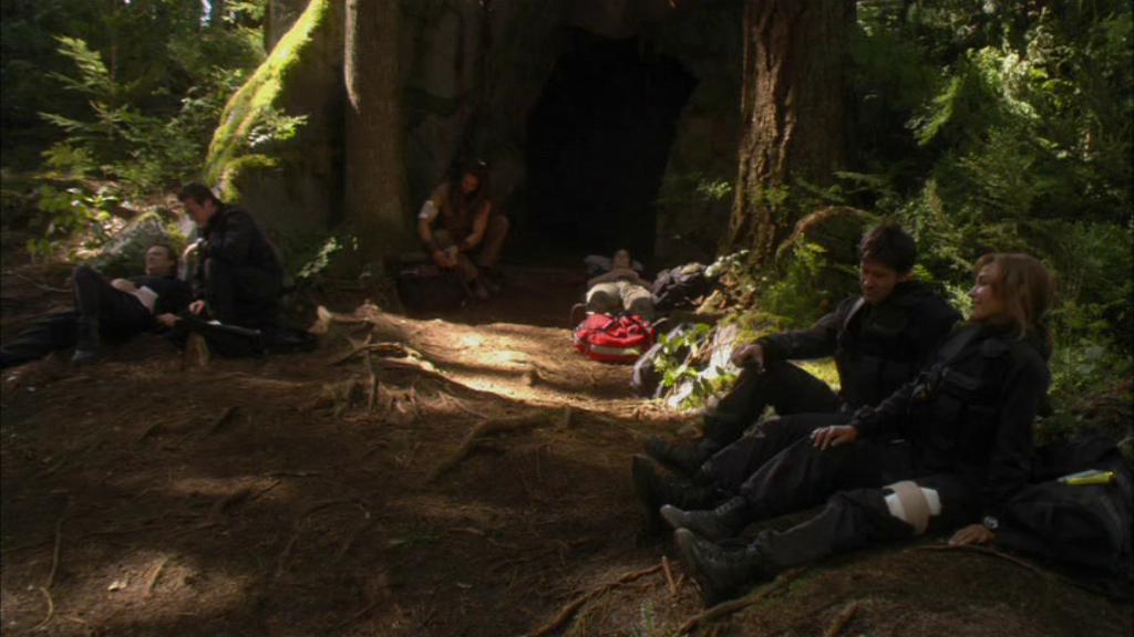 Das Team wartet vor der Höhle auf die Daedalus