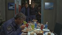 SG-1 plündert unter Urgos Einfluss die Kantine.