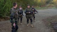 SG-12 trifft im Dorf der Sodaner ein.