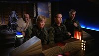 Jacob, Jack O'Neill, Carter und Major Paul Davis stellen fest, dass das Ha'tak abstürzt.