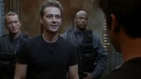 Michael geht, bewacht durch zwei Soldaten, durch Atlantis.