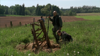 Jackson findet Teile der Ruine der Stadt.