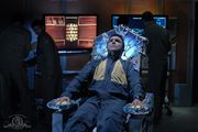 Doktor Beckett sitzt im Kontrollstuhl von Atlantis.