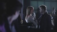 Chloe beobachtet Celina und Josh.