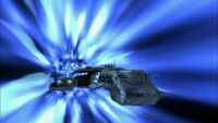 Ein Schiff der Daedalus-Klasse im Hyperraum.