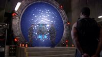 Die Ankunft des Satelliten per Stargate