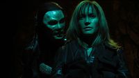 Teyla kämpft im Bewusstsein, eine Wraith-Königin zu beherrschen[7]