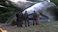 SG-1 vor der sich mit Noxtechnologie enttarnenden Ionenkanone