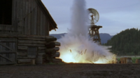 Carter und Teal'c lenken das Volk durch eine Explosion ab.