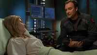 Rodney besucht Jennifer auf der Krankenstation.