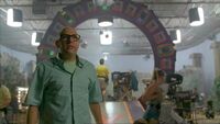 Martin Lloyd steht vor dem "Stargate" von Wurmloch Extrem.