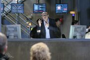 Martin Lloyd erfährt, dass die Wurmloch Extrem-Serie weitergedreht werden darf.