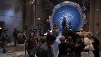 Die Hak'tyl kommen mit vielem Gepäck im Stargate-Center an.