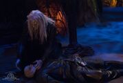 Todd tötet den Wraith-Kommandanten, indem er ihm das Genick bricht.