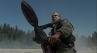Teal'c verteidigt sich mit dem Bord-Geschütz eines Todesgleiters.