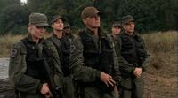 Major Mansfield mit seinem Team und SG-1