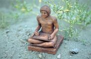Die Statue, mit der Daniel Apophis' Wirt tröstet.