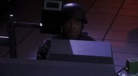 Major Ferell bedient eine Railgun.