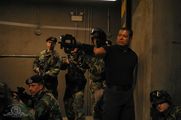 (Simulation) Die Marines und Teal'c zielen auf den Supersoldaten.