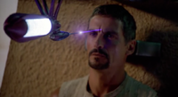 Der Laser bohrt sich in den Kopf des Angeklagten.[1]