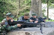 Carter mit einer Mikro M16 (im Hintergrund)