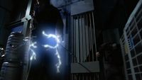 Cam versucht zu entkommen, als er den Hybriden unter Strom gesetzt hat.