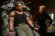 Sam und Teal'c reden über das Trainingsgerät.