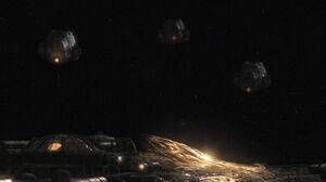 Mithilfe von zwei Peilsendern orten die Aliens die Destiny erneut, um das Schiff endgültig zu vernichten.