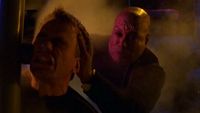 Roboter-Teal'c greift Roboter-O'Neill an.