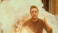 Beckett wird vom Feuerball erfasst und getötet.