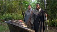 Teal'c bemerkt den Hinterhalt am Gate.