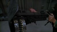 Eine Browning M2 im Torraum des Stargate-Centers