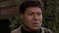 Teal'c hat plötzlich Haare auf dem Kopf und seine Tätowierung ist weg.