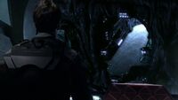 Sheppard steuert mit dem Jumper auf den Hangar des Basisschiffes zu.