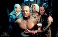 Teal'c wird zeremoniell bemalt