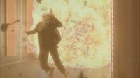 Die erste Explosion trifft auch Teyla.