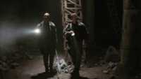 Daniel und Teal'c betreten die Ruine der alten Stadt.