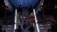 SG-5 bringt die Delegierten der Amraner ins Stargate-Center...