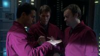 McKay, Grodin und Lieutenant Miller knobeln aus, wer den Strom umleiten muss.